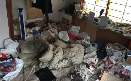 ゴミ屋敷の仕分け・分別作業写真